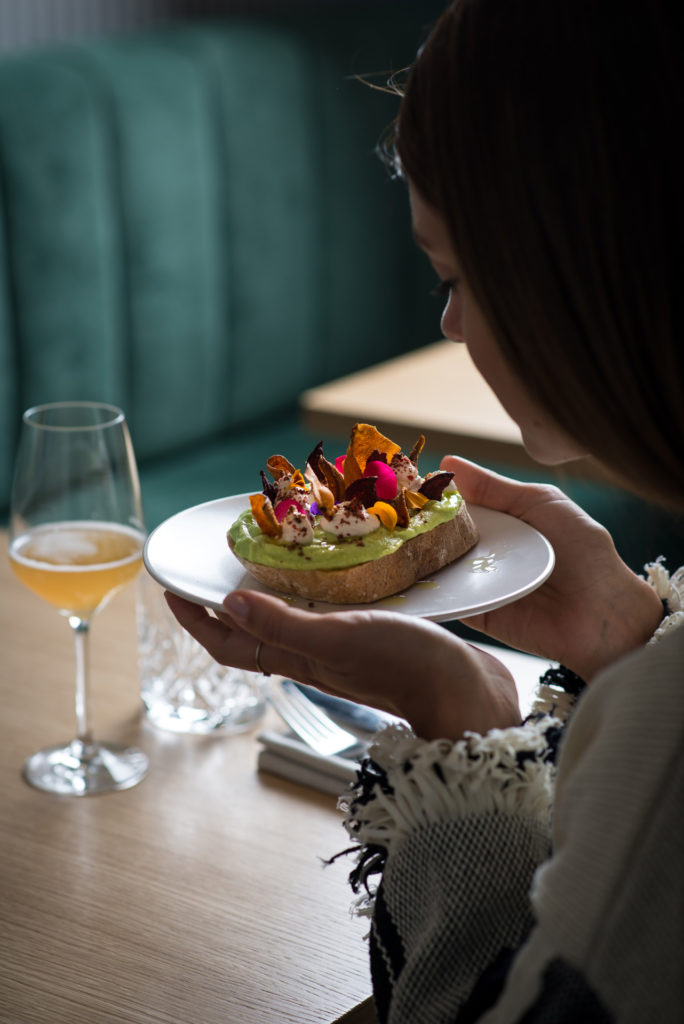 L'estiva bruschetta di Interno TRE cucina plant based a Reggio Emilia consigliati anche da Vanity Fair